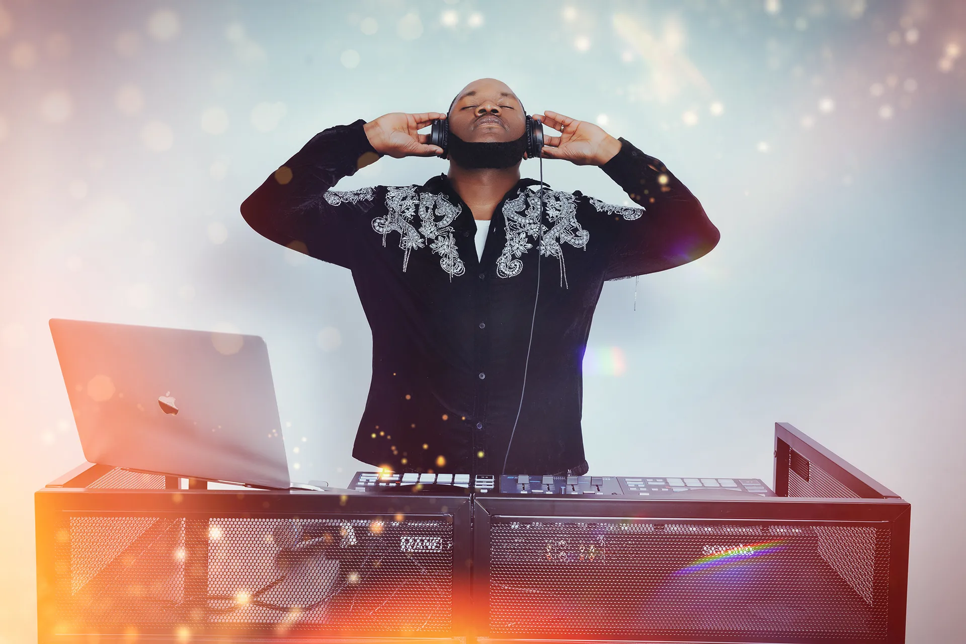 DJ Franckey am Pult mit Lichteffekten