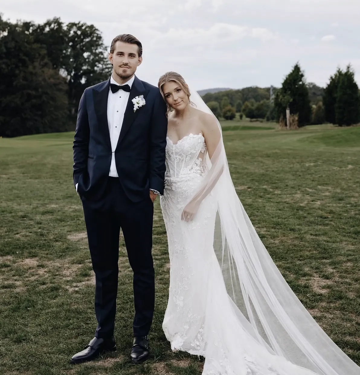 Brautpaar im Grünen nach der Trauung – Hochzeit mit DJ Franckey