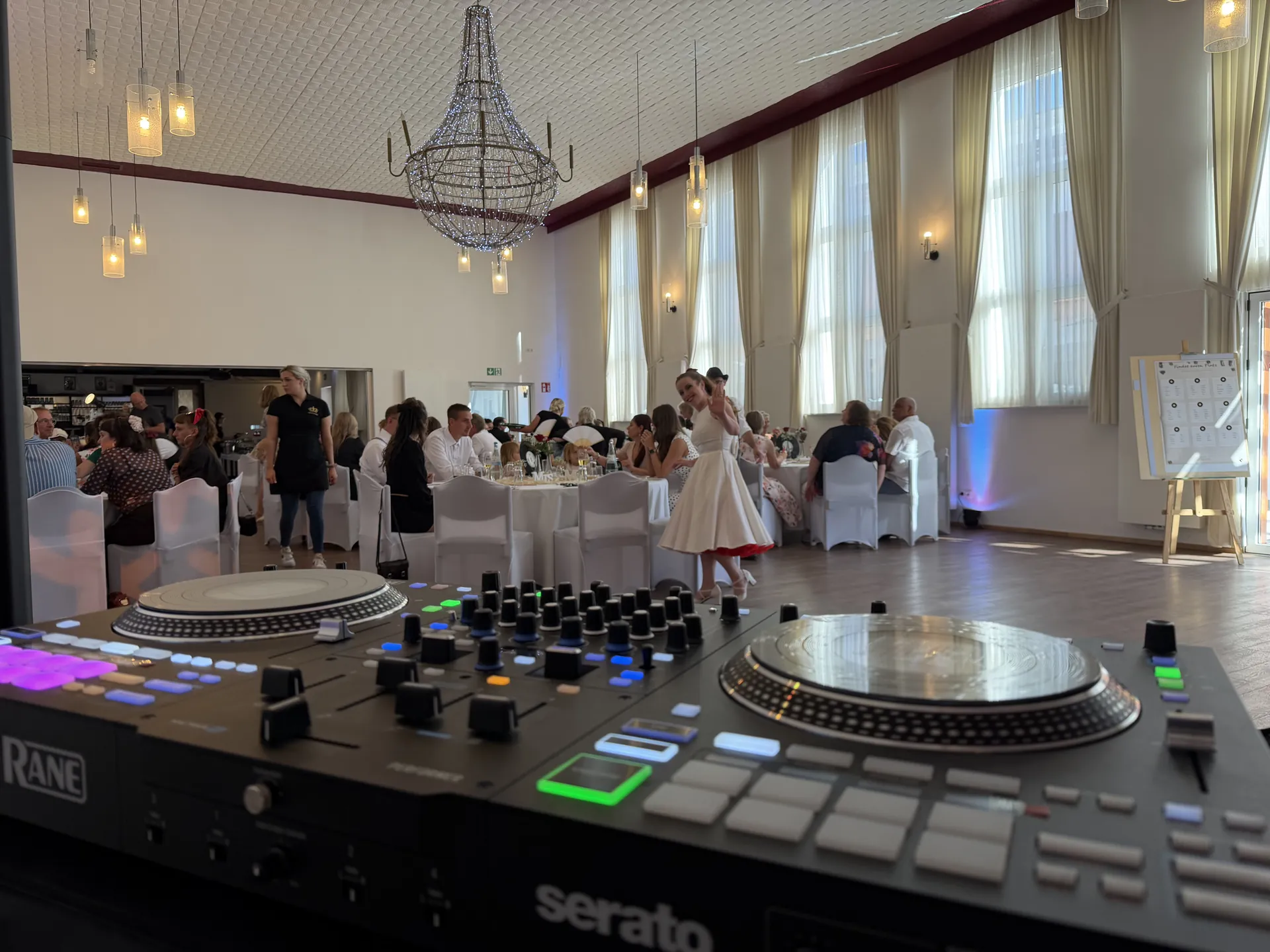 DJ-Pult von DJ Franckey im Festsaal – Profi-Technik vor Ort