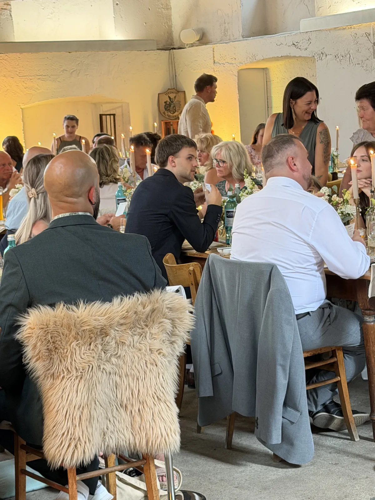 Hochzeitsdinner mit Gästen im Gewölbesaal