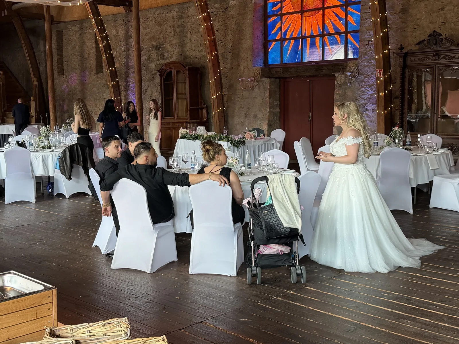 Braut im Festsaal mit Gästen