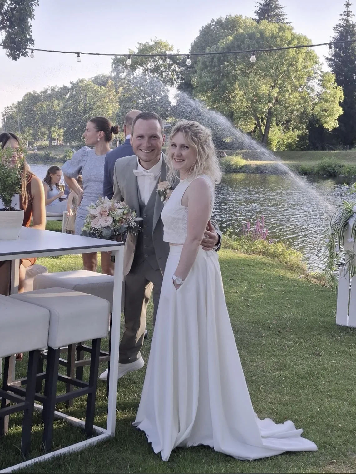 Brautpaar beim Sektempfang am See
