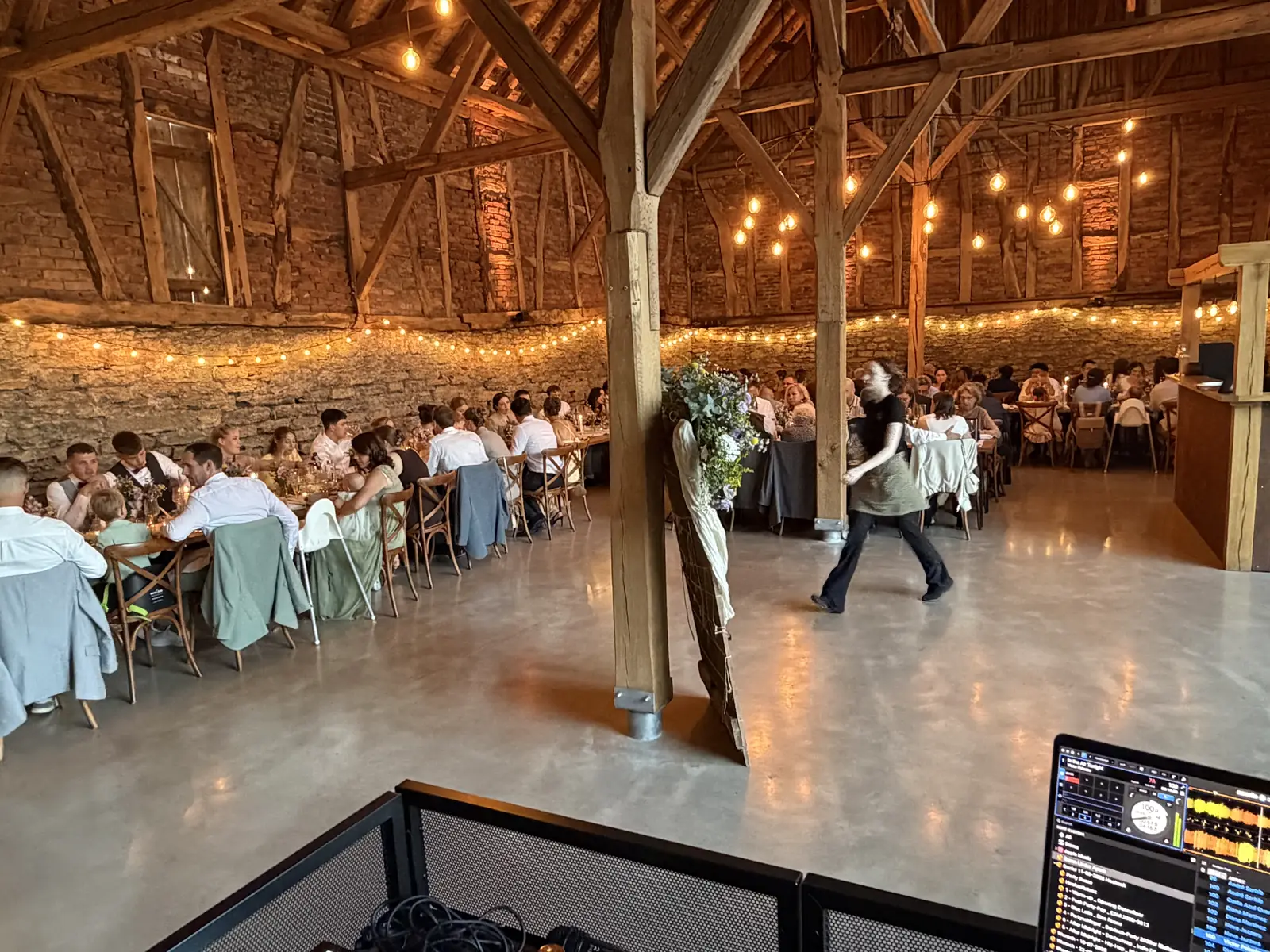 Hochzeit in einer Scheune mit Lichterketten