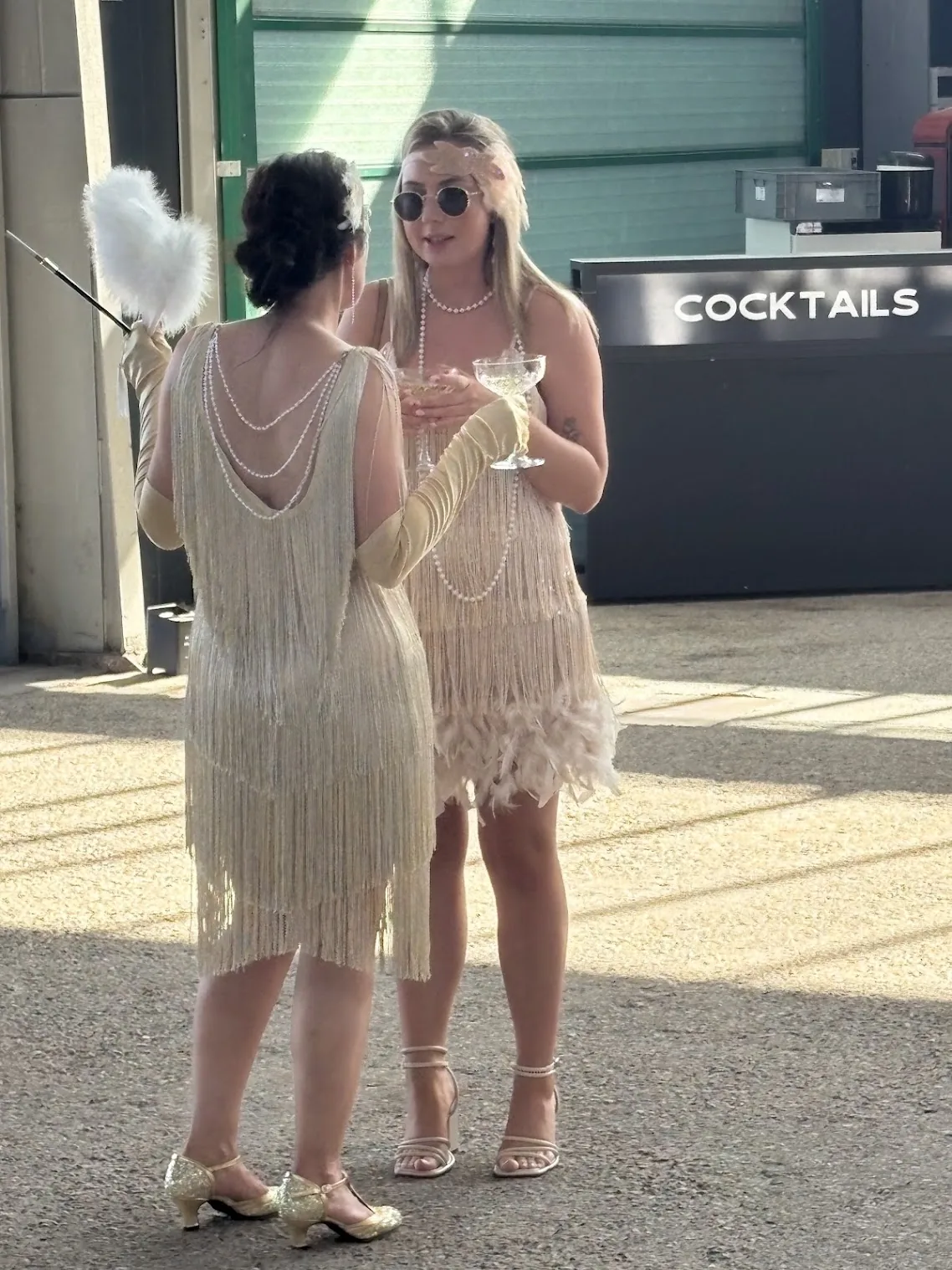 Mottoparty im Gatsby-Stil – Gäste mit Cocktails