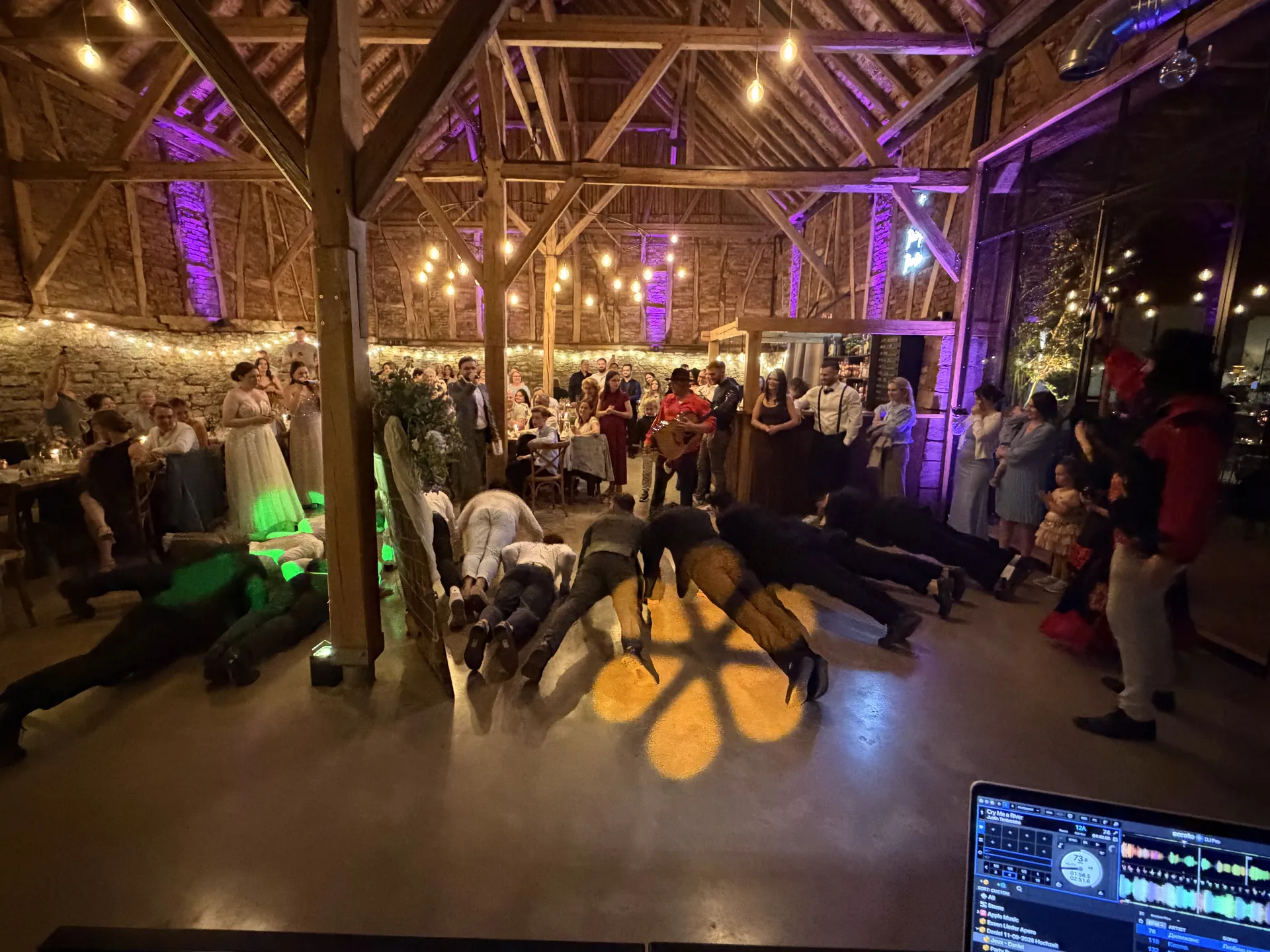 Partyspiel auf der Tanzfläche – Blick vom DJ-Pult