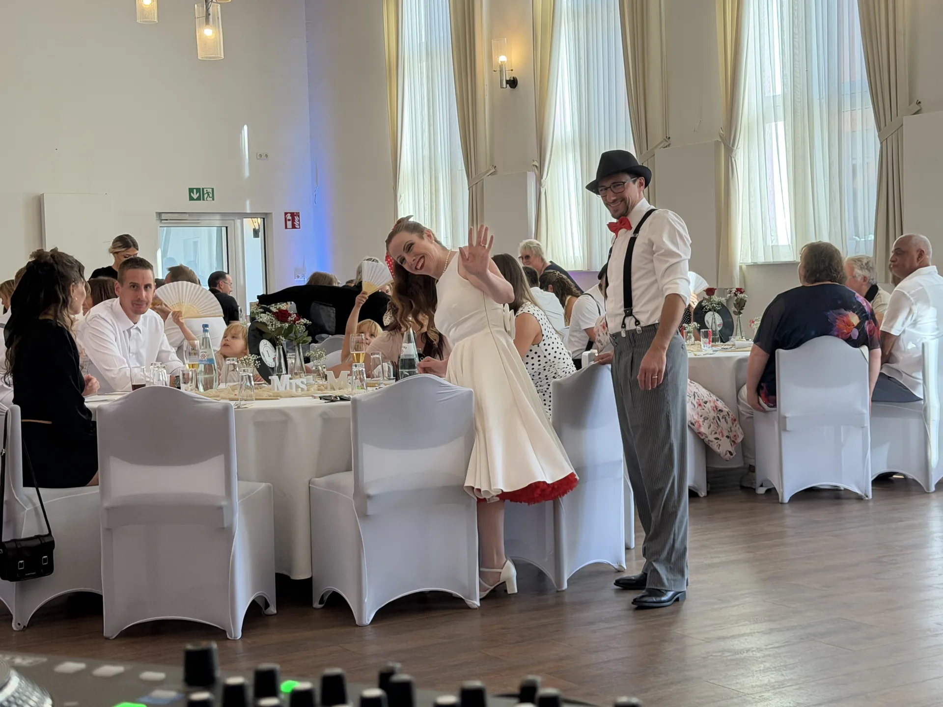 Volle Tanzfläche im hellen Festsaal